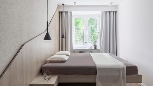 Velká postel pro malou ložnici: jak ji vybrat a umístit